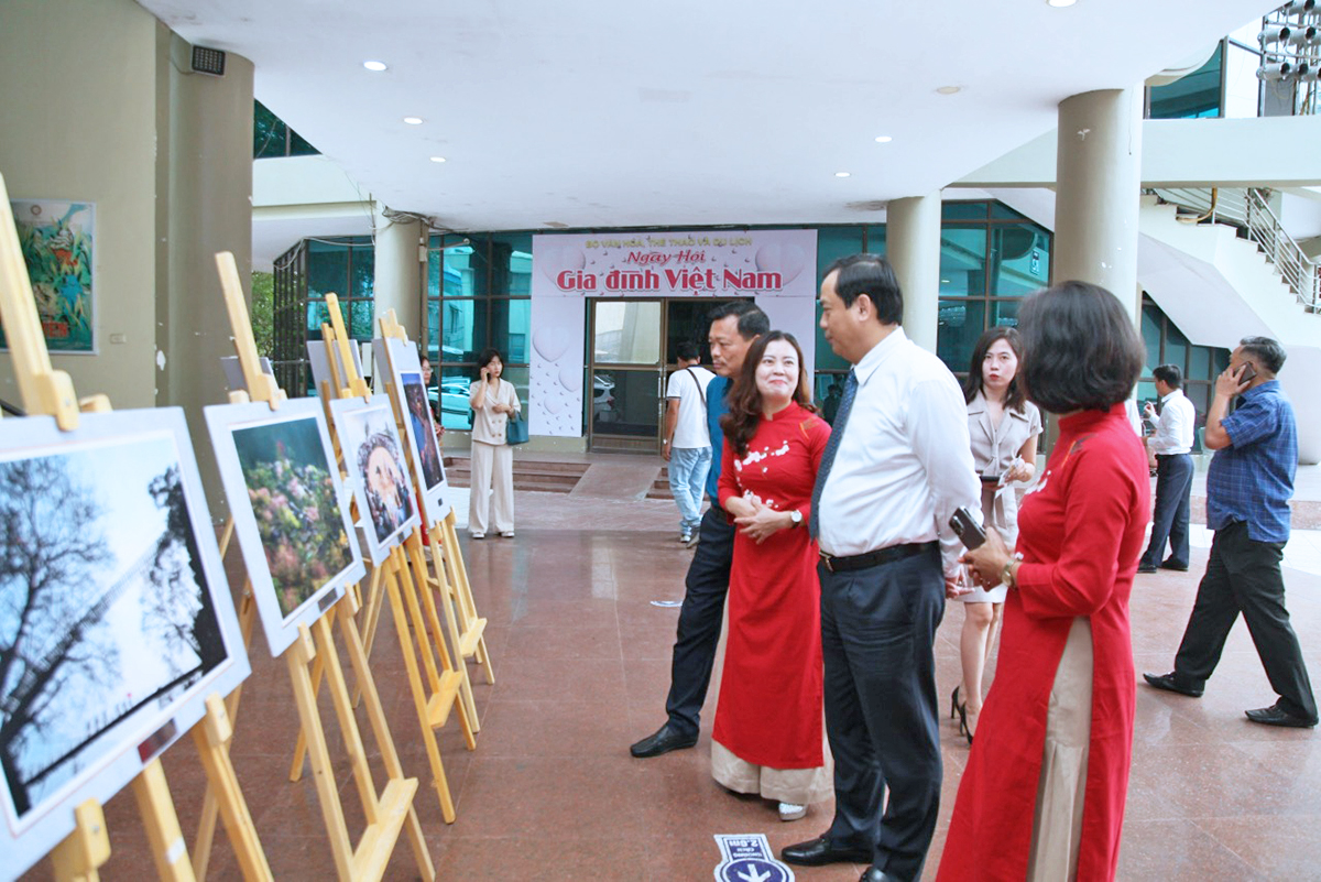 Khai mạc Triển lãm ảnh xúc tiến, quảng bá du lịch “Tỏa sáng Việt Nam”